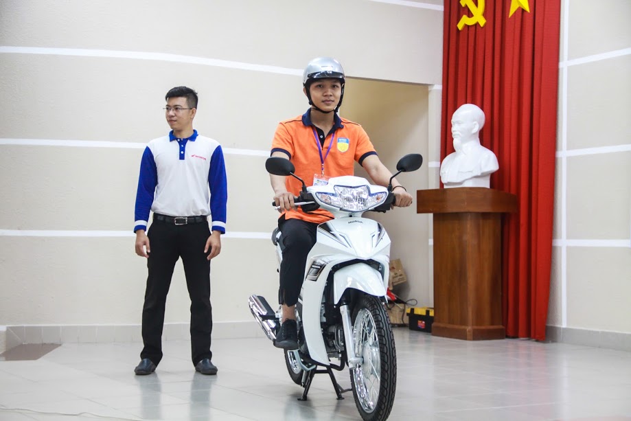 Sinh viên HUTECH hào hứng luyện tập kỹ năng lái xe an toàn 37