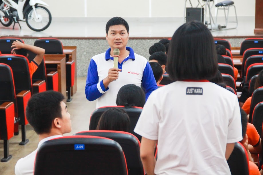 Sinh viên HUTECH hào hứng luyện tập kỹ năng lái xe an toàn 86