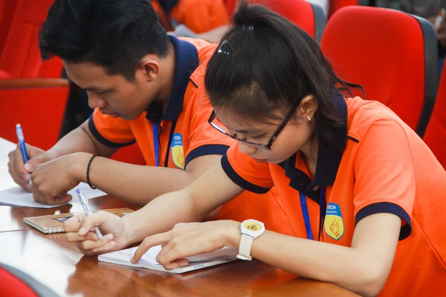 Sinh viên HUTECH hào hứng luyện tập kỹ năng lái xe an toàn 88