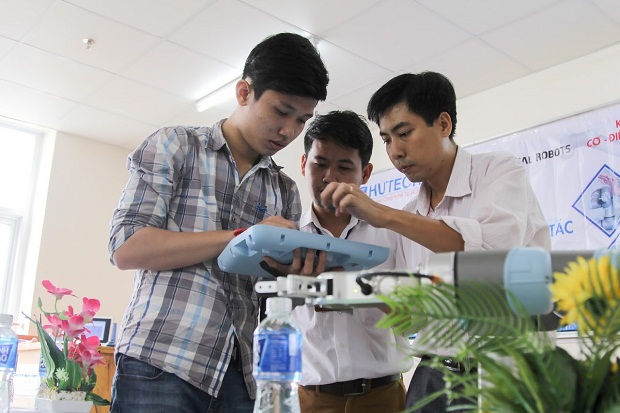 Sinh viên Cơ – Điện – Điện tử tìm hiểu công nghệ “Tự động hóa cùng Robots cộng tác”