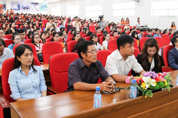 HUTECH và YES Center tổ chức hội thảo về  kỹ năng khi làm việc tại nước ngoài