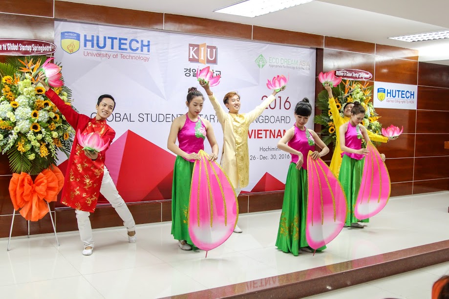 Sinh viên Hàn Quốc tham dự “Global Student Startup Springboard” tại HUTECH 21