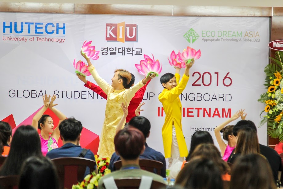 Sinh viên Hàn Quốc tham dự “Global Student Startup Springboard” tại HUTECH 19