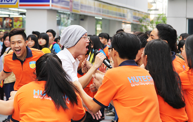 [VIDEO] Flashmob “Việt Nam ơi” khởi động chuỗi văn nghệ chào mừng Tân sinh viên 21