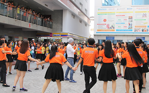 [VIDEO] Flashmob “Việt Nam ơi” khởi động chuỗi văn nghệ chào mừng Tân sinh viên 35