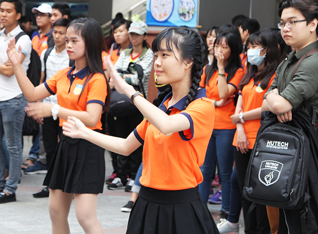 [VIDEO] Flashmob “Việt Nam ơi” khởi động chuỗi văn nghệ chào mừng Tân sinh viên 9
