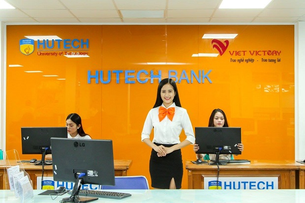 miss-hutech-2017-ai-dang-dan-dau-vong-binh-chon-khoanh-khac-dep