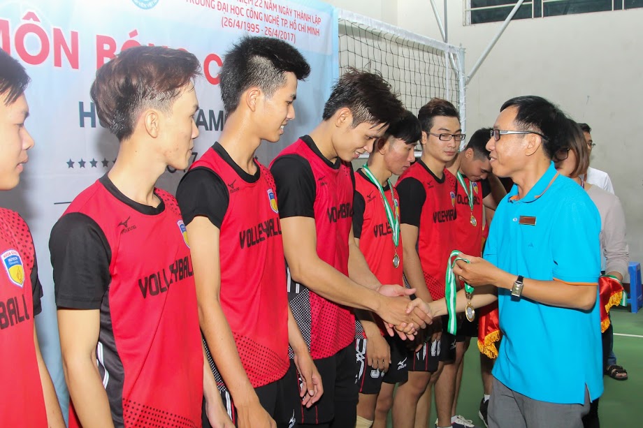 Chung kết bóng chuyền nam Hội thao HUTECH: Bước ngoặt ở set thứ 3 73