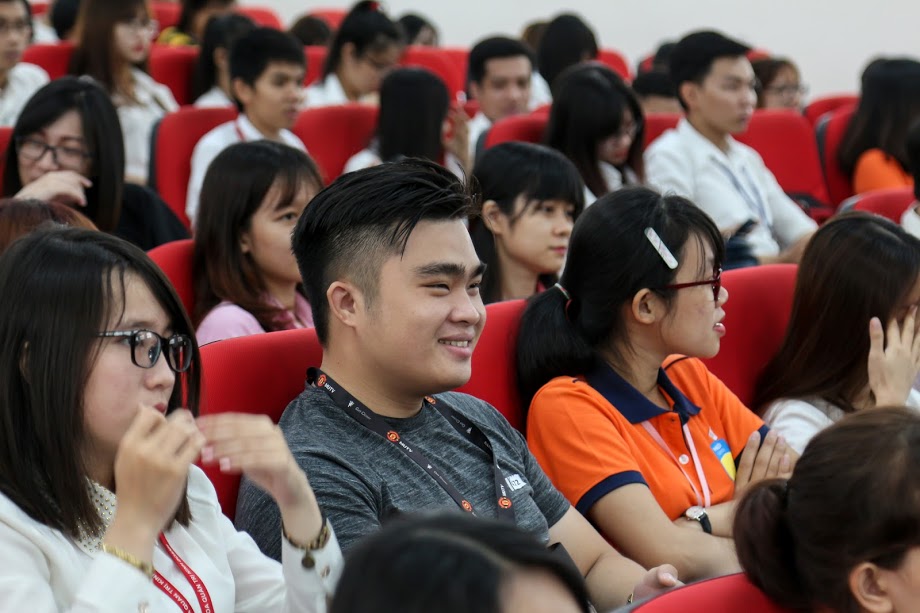 HUTECH tuyên dương 2.300 sinh viên xuất sắc HKI năm học 2016 - 2017 10