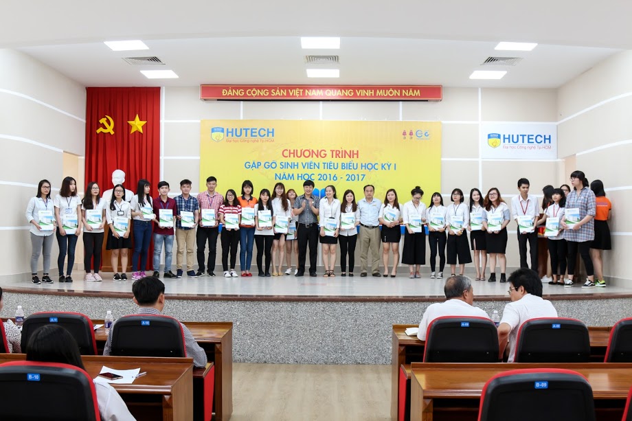HUTECH tuyên dương 2.300 sinh viên xuất sắc HKI năm học 2016 - 2017 72