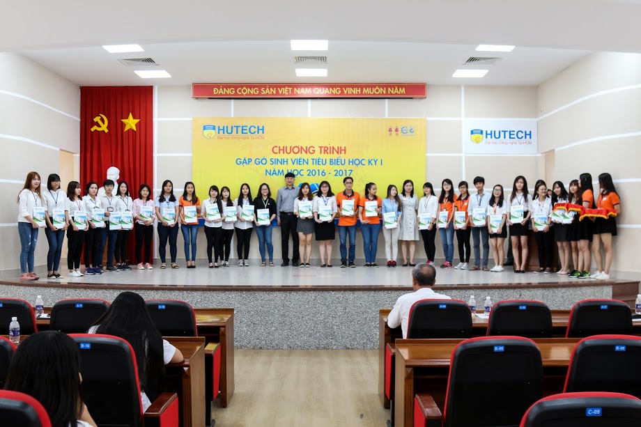 HUTECH tuyên dương 2.300 sinh viên xuất sắc HKI năm học 2016 - 2017 74