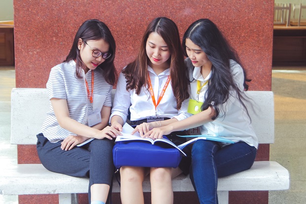 100% sinh viên HUTECH tuân thủ quy định đeo thẻ khi đi thi 11