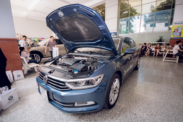 Sinh viên HUTECH tìm hiểu công nghệ mới trên ô tô và trải nghiệm dòng xe Đức Volkswagen 46