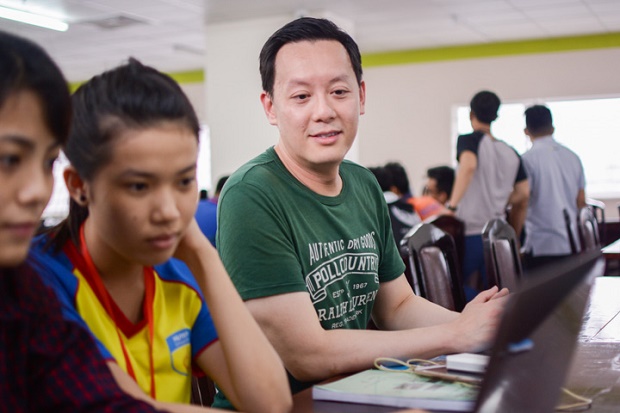 Thầy giáo “Mình...đẹp trai” - Kenny Nguyễn - sẽ luyện nói tiếng Anh chuẩn cho SV HUTECH 9