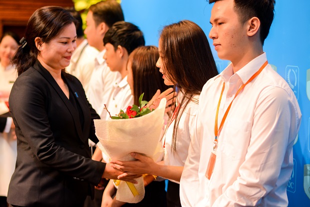 HUTECH-tong-ket-hoc-ky-doanh-nghiep-tai-white-palace-va-GEM-center