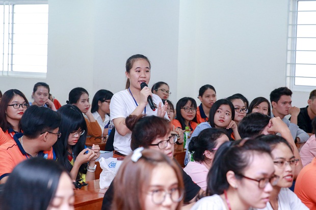 Sinh viên HUTECH sôi nổi học tiếng Anh cùng thầy Kenny Nguyễn