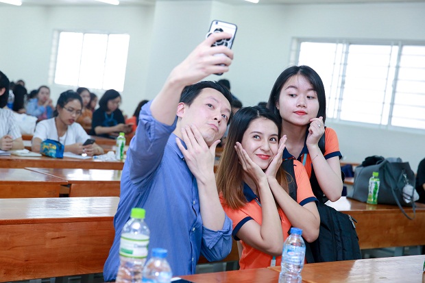 Sinh viên HUTECH sôi nổi học tiếng Anh cùng thầy Kenny Nguyễn