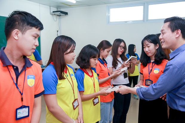 Sinh viên HUTECH sôi nổi học tiếng Anh cùng thầy Kenny Nguyễn