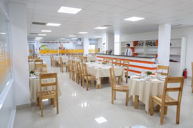 Nha-hang-khach-san-5-sao-tai-hutech