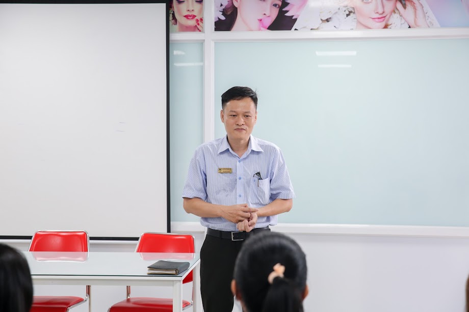 Thầy Giáo Đẹp Trai Kenny Nguyễn Dạy Buổi “Luyện Nói Tiếng Anh” Đầu Tiên Tại  Hutech