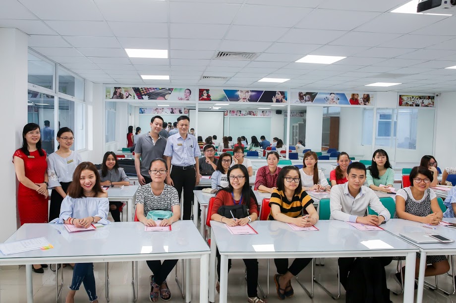 Thầy giáo đẹp trai Kenny Nguyễn dạy buổi “luyện nói tiếng Anh” đầu ...