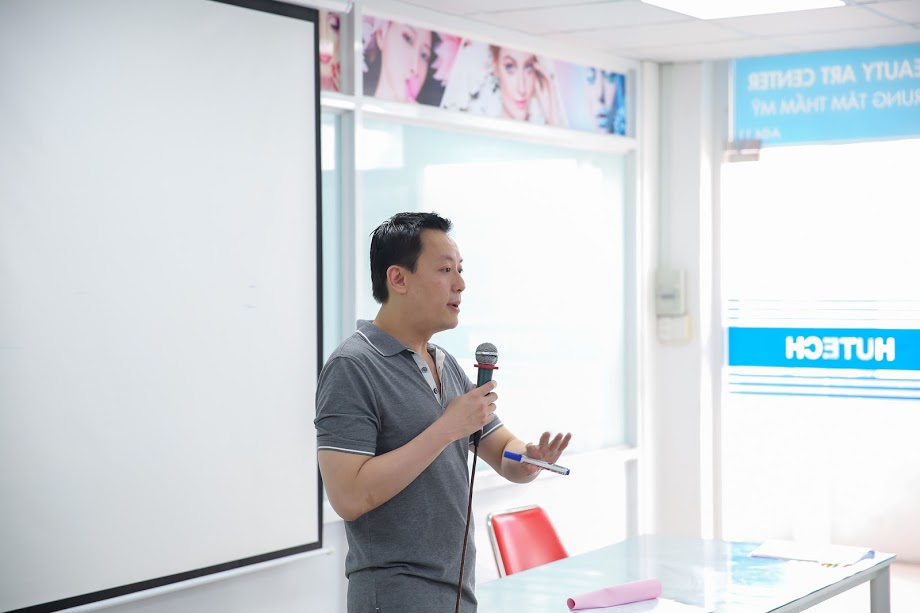 Thầy giáo đẹp trai Kenny Nguyễn dạy buổi “luyện nói tiếng Anh” đầu tiên tại HUTECH 37