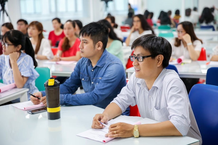 Thầy giáo đẹp trai Kenny Nguyễn dạy buổi “luyện nói tiếng Anh” đầu tiên tại HUTECH 51