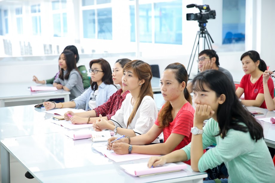 Thầy giáo đẹp trai Kenny Nguyễn dạy buổi “luyện nói tiếng Anh” đầu tiên tại HUTECH 55