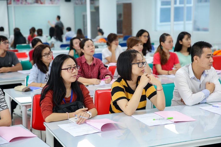 Thầy giáo đẹp trai Kenny Nguyễn dạy buổi “luyện nói tiếng Anh” đầu tiên tại HUTECH 93