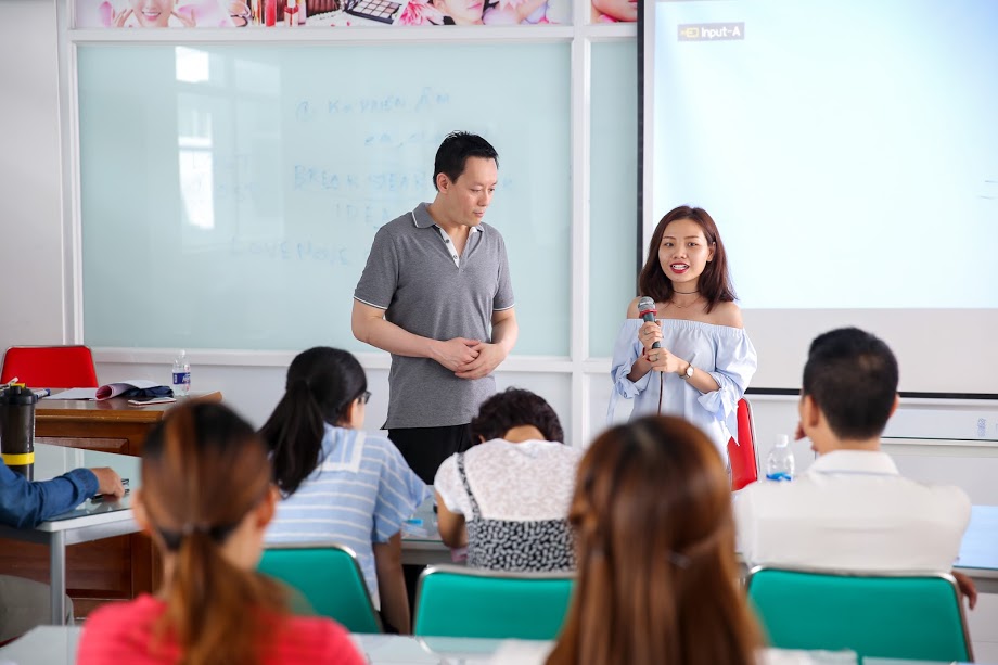 Thầy giáo đẹp trai Kenny Nguyễn dạy buổi “luyện nói tiếng Anh” đầu tiên tại HUTECH 80