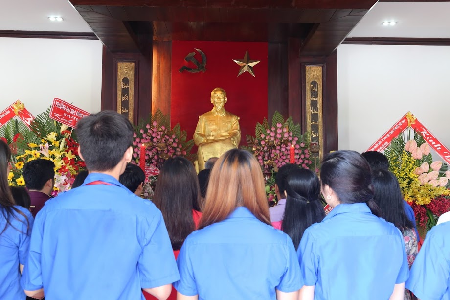 HUTECH dâng hương tại Bảo tàng Hồ Chí Minh nhân kỷ niệm 127 năm ngày sinh của Bác 29