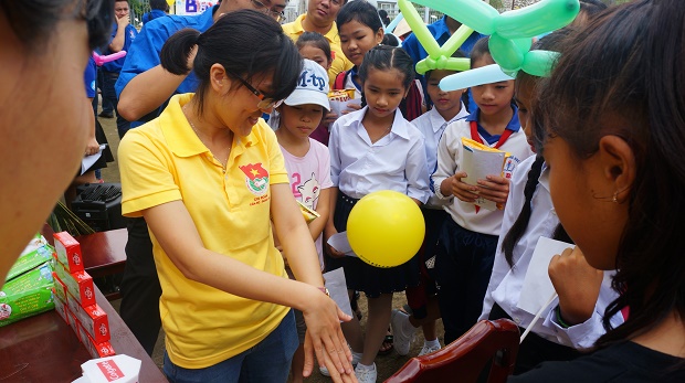 HUTECH Green Summer Volunteer Campaign 2017: Many meaningful activities at volunteer sites in Vinh Long province 98