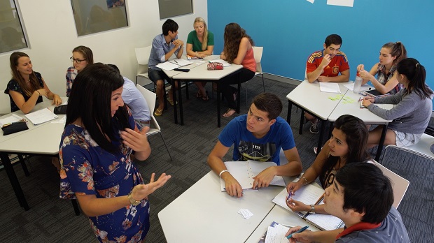 Giai-ma-5-ly-do-sinh-vien-hutech-trong-doi-ELC-viet-nam