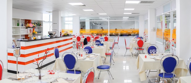 Nha-hang-khach-san-5-sao-tai-hutech