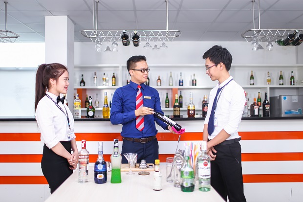 Nha-hang-khach-san-5-sao-tai-hutech