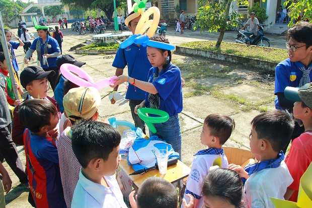 HUTECH Green Summer Volunteer Campaign 2017: Many meaningful activities at volunteer sites in Vinh Long province 196