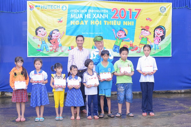 HUTECH Green Summer Volunteer Campaign 2017: Many meaningful activities at volunteer sites in Vinh Long province 158