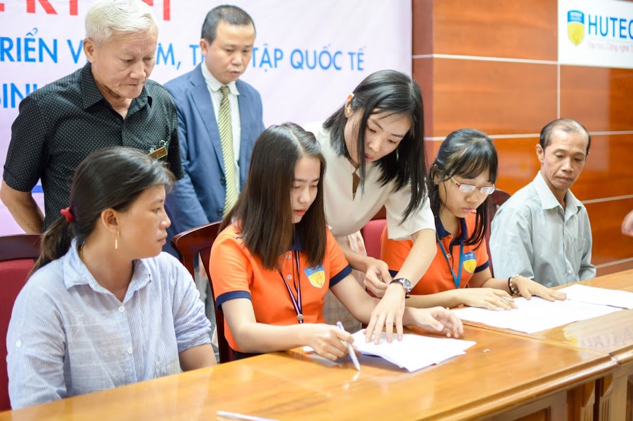 The signing of a cooperation agreement between HUTECH and VJQC on the implementation of the international job-placement program “HUTECH Global Jobs” 83