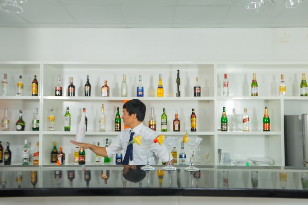 Nha-hang-khach-san-5-sao-tai-hutech