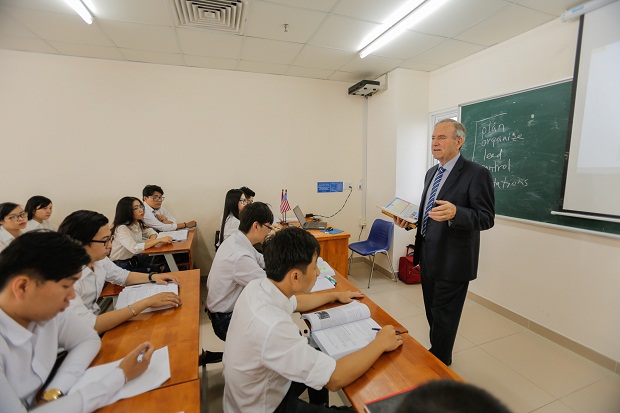 Lấy bằng Cử nhân Quản trị kinh doanh Quốc tế với hình thức “du học tại chỗ”