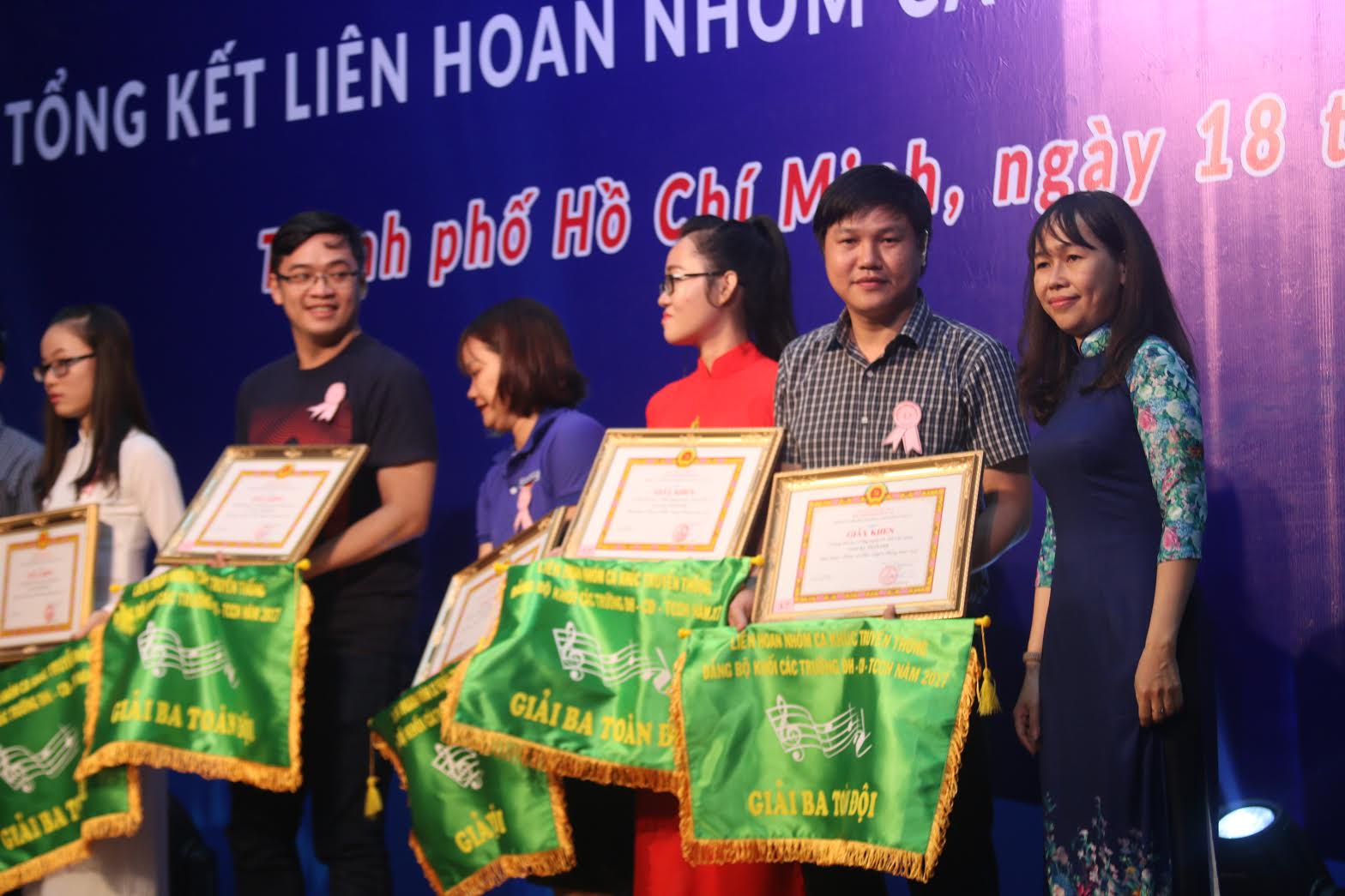 Đội văn nghệ HUTECH giành giải Ba toàn đoàn tại Liên hoan nhóm ca khúc truyền thống 2017 15