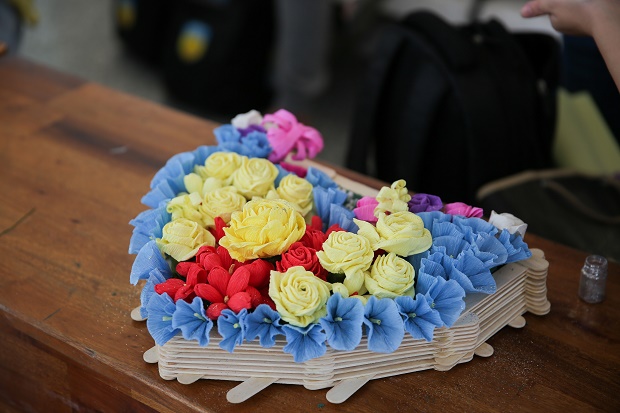 Sinh viên Khoa Tiếng Anh trổ tài làm hoa giấy, thiệp handmade tri ân thầy cô giáo 56