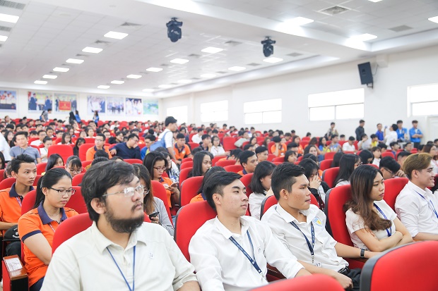 Rộn ràng ngày hội vinh danh, khen thưởng Thủ lĩnh sinh viên HUTECH 9