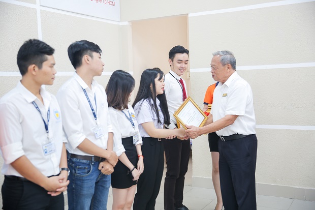 Rộn ràng ngày hội vinh danh, khen thưởng Thủ lĩnh sinh viên HUTECH 51