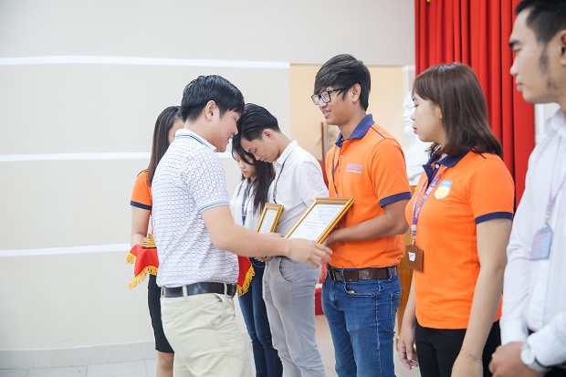 Rộn ràng ngày hội vinh danh, khen thưởng Thủ lĩnh sinh viên HUTECH 22