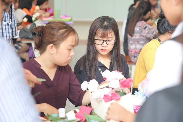 Sinh viên Khoa Tiếng Anh trổ tài làm hoa giấy, thiệp handmade tri ân thầy cô giáo 30