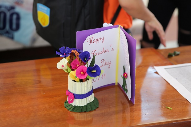 Sinh viên Khoa Tiếng Anh trổ tài làm hoa giấy, thiệp handmade tri ân thầy cô giáo 80