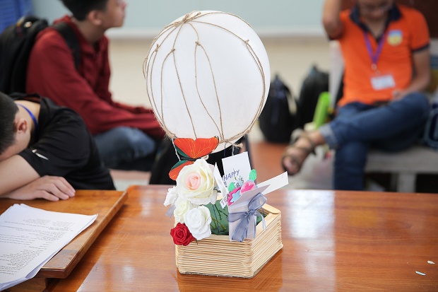 Sinh viên Khoa Tiếng Anh trổ tài làm hoa giấy, thiệp handmade tri ân thầy cô giáo 90