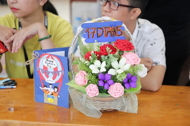 Sinh viên Khoa Tiếng Anh trổ tài làm hoa giấy, thiệp handmade tri ân thầy cô giáo 78