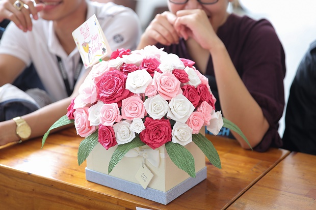 Sinh viên Khoa Tiếng Anh trổ tài làm hoa giấy, thiệp handmade tri ân thầy cô giáo 98